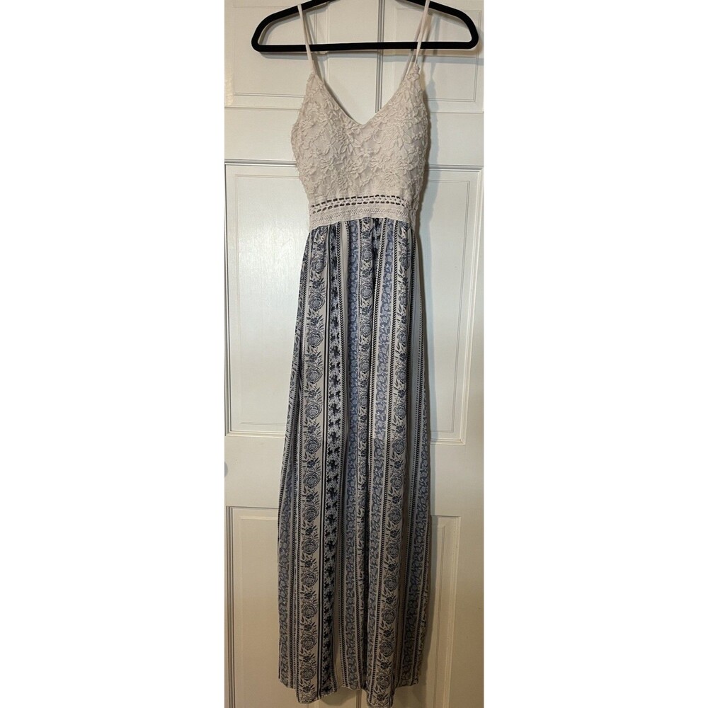 Faded Rose Women’s Size M White/Blue Floral V-Neck Sleeveless Lace Maxi Dress